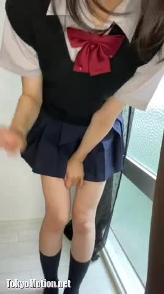 黒髪貧乳女子 制服からエロ巫女コスプレ着替え