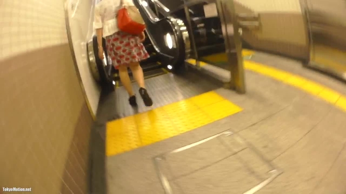 街中で奥様をスカートめくりしてパンツ晒した件①