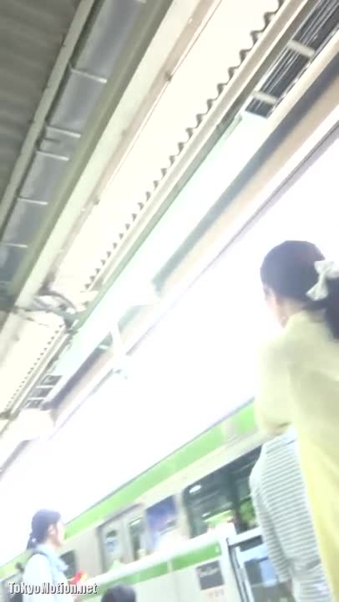 パンチラ盗撮 OLさん ピンクパンツを電車内でこっそり撮影