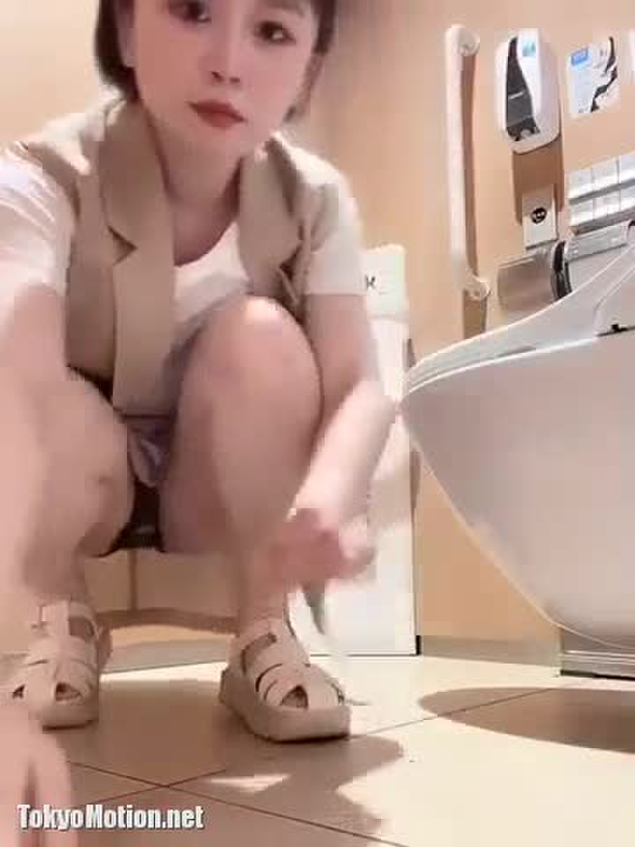 スマホ個人撮影 穴が丸見えwトイレで声を殺してオナ自撮りするエロかわ色白お姉さんv