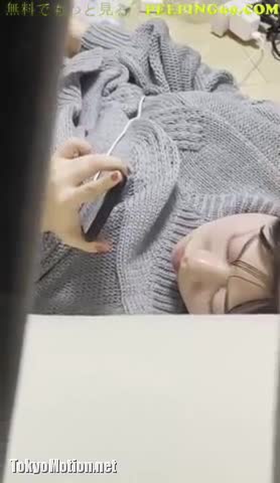 スマホ個人撮影 スマホ見ながらバイブオナする色白娘を窓から盗撮…！