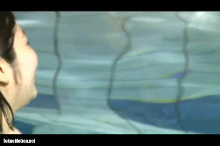 ピンク乳首ぽっちゃり彼女 おふざけ水着撮影