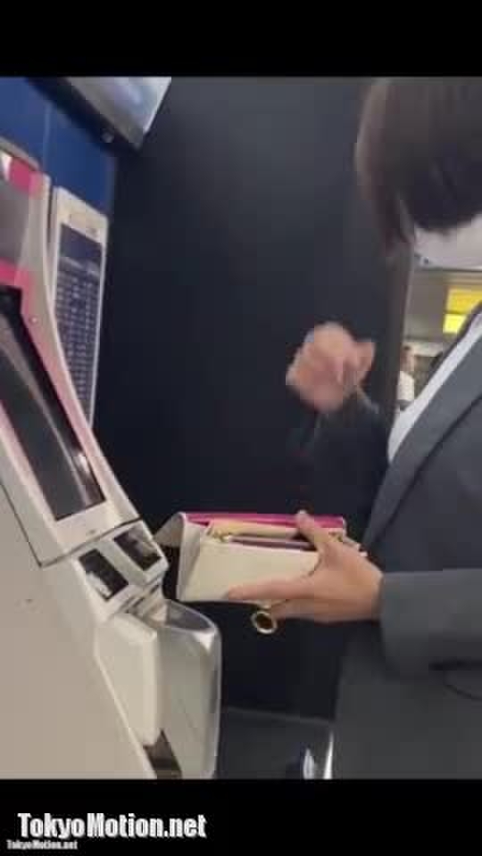 パンストが裂けたむっちりOLの純白Tバックを盗撮！ 1