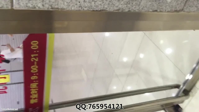 電梯 白色連衣裙