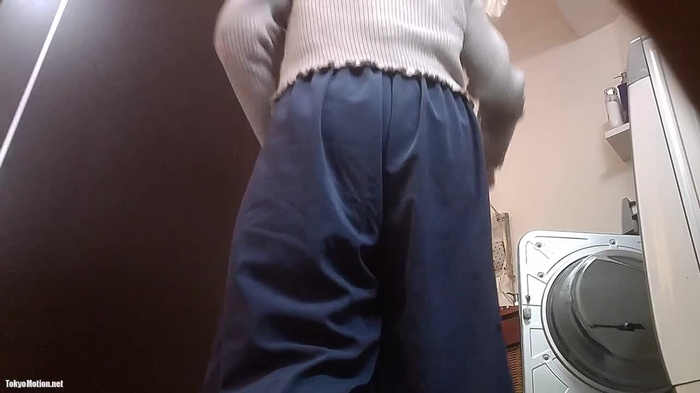 脱衣する熟女 1