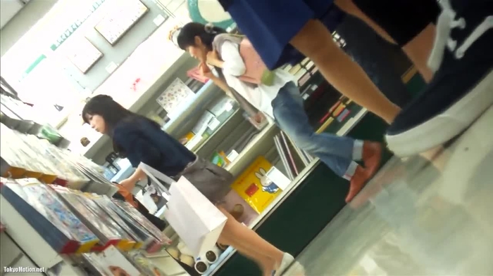 美人なお姉さんの強烈な座り込みパンチラ！